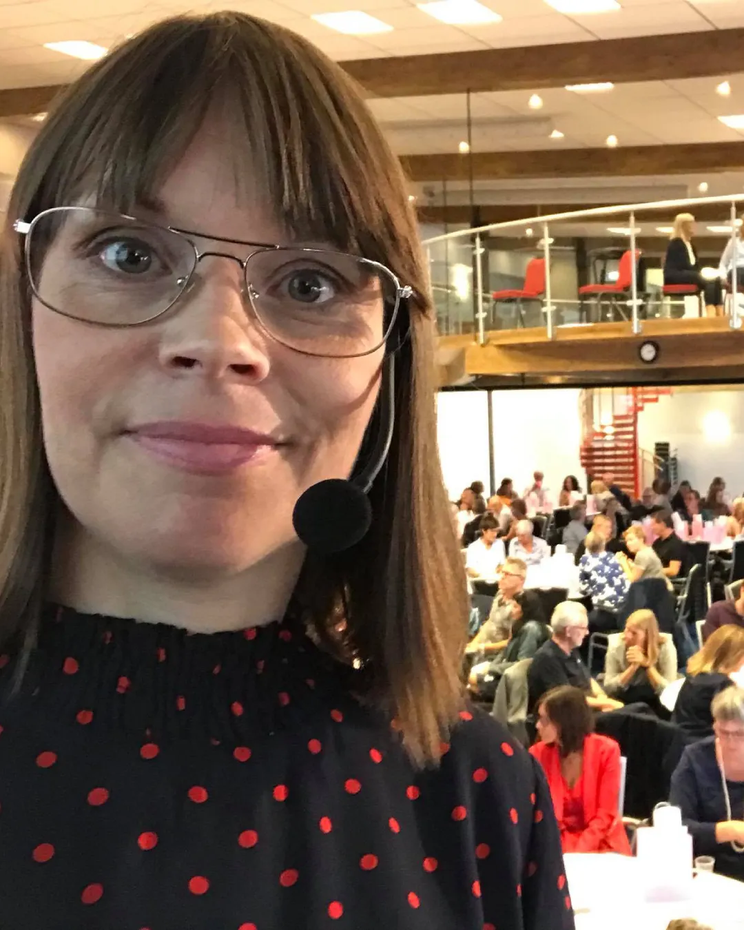 waldine_consulting-organisationsutveckling-forelasning Sara Ingvarsson föreläser framför grupp med människor. Waldine Consulting - Behavior Management