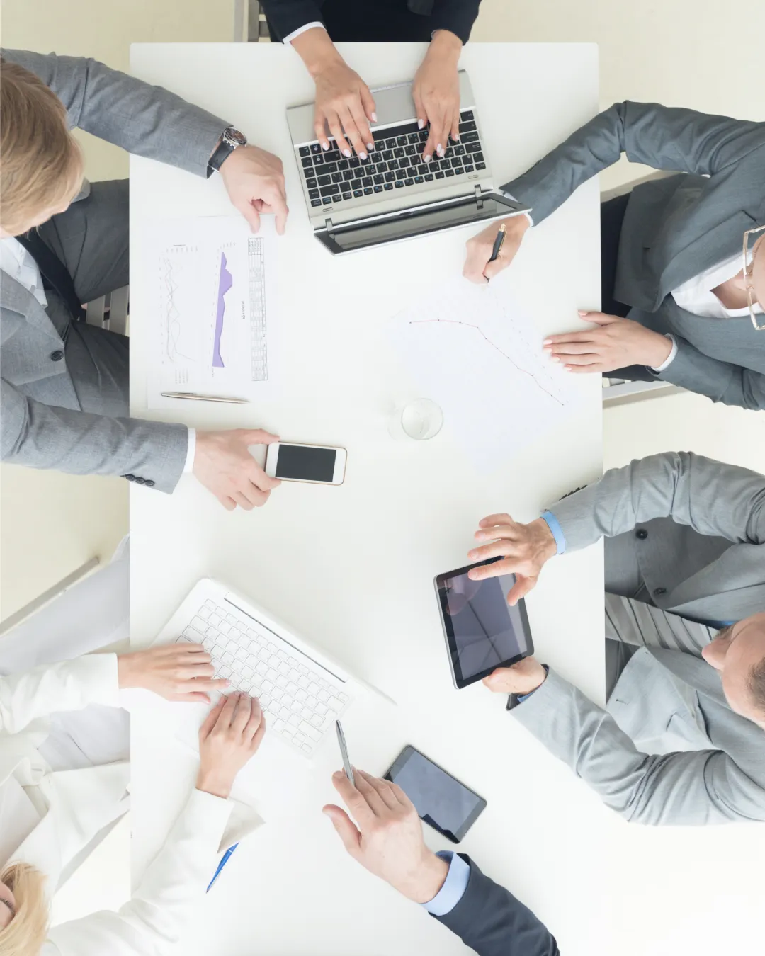 waldine_consulting-organisationsutveckling Grupp i möte. Waldine Consulting - Kurser i kommunikation