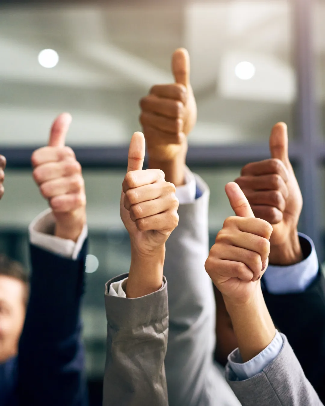 waldine_consulting-organisationsutveckling_for_foretag Grupp i kostym som gör tummen upp. Waldine Consulting - Organisationsutveckling för företag